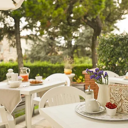 Gli Oleandri Bed & Breakfast *